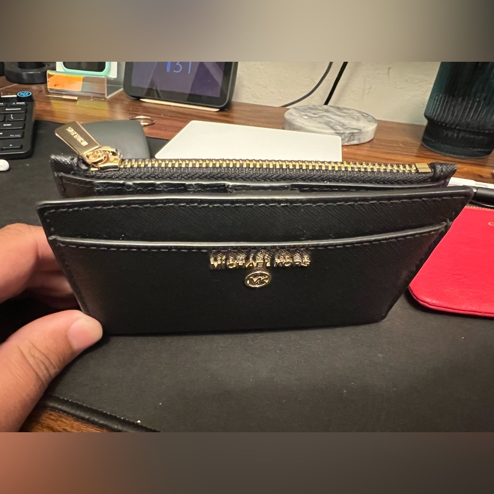 Michael Kors Saffiano leather wallet w/ zipper - Picture 2 of 6